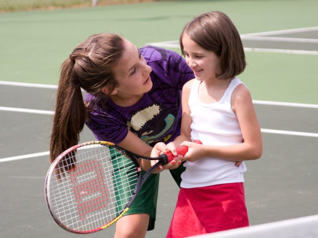 https://tennisinstruction.com/wp-content/uploads/2021/01/tennis-instruction-for-kids-640x480.jpg